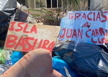 Isleños «agradecen» a Juan Carrillo por la cerros de basura en calles y avenidas de Isla Mujeres