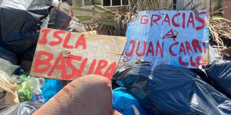 Isleños «agradecen» a Juan Carrillo por la cerros de basura en calles y avenidas de Isla Mujeres