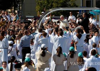 Papa Francisco llama a abrir las puertas a los migrantes en su gira por Hungría