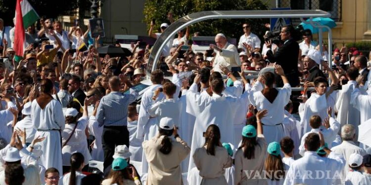 Papa Francisco llama a abrir las puertas a los migrantes en su gira por Hungría