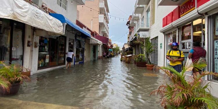 Serias inundaciones a consecuencia de las lluvias en Isla Mujeres