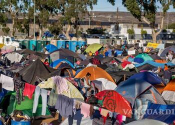 Migrantes intentan cruzar a la fuerza la frontera entre Tijuana y EU