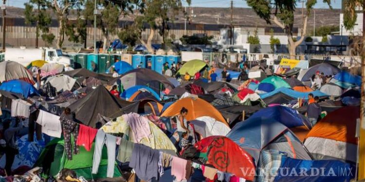 Migrantes intentan cruzar a la fuerza la frontera entre Tijuana y EU