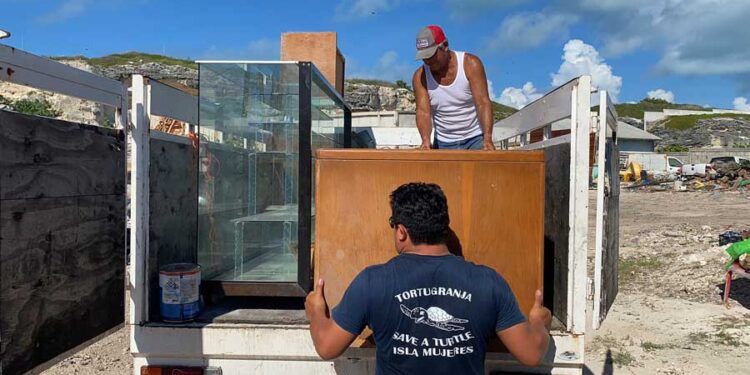 Mobiliario de Tortugranja termina en la basura tras orden de entregar las instalaciones a INAPESCA