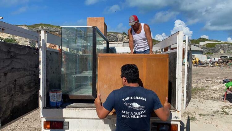 Mobiliario de Tortugranja termina en la basura tras orden de entregar las instalaciones a INAPESCA