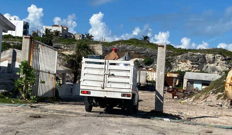 Mobiliario de Tortugranja termina en la basura tras orden de entregar las instalaciones a INAPESCA