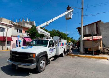 Cumple Atenea Gómez Ricalde con alumbrado publico en varias colonias de Isla Mujeres