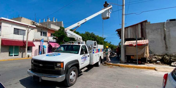 Cumple Atenea Gómez Ricalde con alumbrado publico en varias colonias de Isla Mujeres