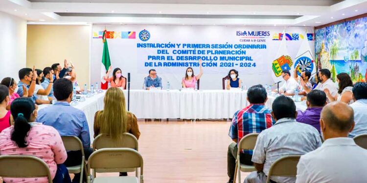 Arturo Abreu Marín testigo en la instalación del Coplademun en Isla Mujeres