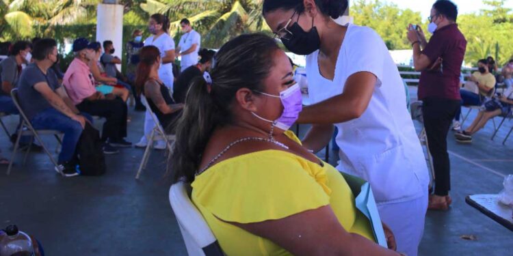 Avanza vacunación contra el Covid-19 en Isla Mujeres