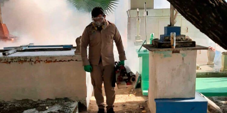 Realizan trabajos de termonebulización en cementerios de Isla Mujeres
