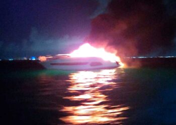 Rescatan a diez personas de embarcación en llamas cerca de Isla Mujeres