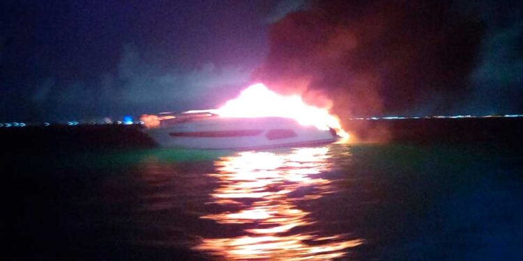 Rescatan a diez personas de embarcación en llamas cerca de Isla Mujeres