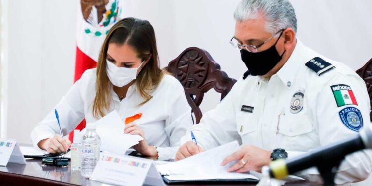Atenea Gómez Ricalde firma convenio de coordinación policial con el Gobierno de Estado