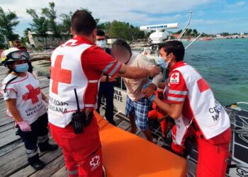 Marina realiza evacuación médica de una persona en inmediaciones de Isla Mujeres