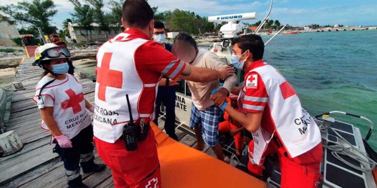 Marina realiza evacuación médica de una persona en inmediaciones de Isla Mujeres