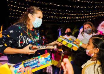 Niños y niñas de Isla Mujeres reciben juguetes de manos de Atenea Gómez Ricalde