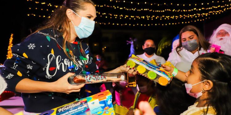 Niños y niñas de Isla Mujeres reciben juguetes de manos de Atenea Gómez Ricalde