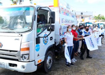Entrega Atenea Gómez Ricalde nuevos camiones recolectores de basura