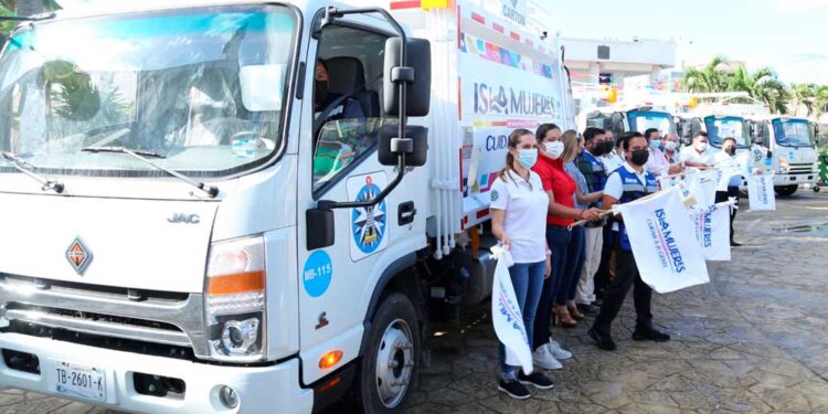 Entrega Atenea Gómez Ricalde nuevos camiones recolectores de basura