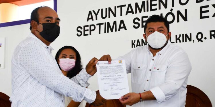 Emir Bellos le toma protesta a alcaldes, Delegados y Sub delegados de Kantunilkín