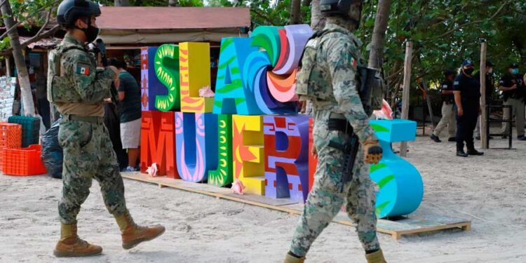 Retira FGE estructuras en playas de Isla Mujeres