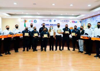 Entrega Atenea uniformes y reconocimientos a policías de Isla Mujeres
