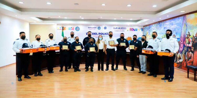 Entrega Atenea uniformes y reconocimientos a policías de Isla Mujeres