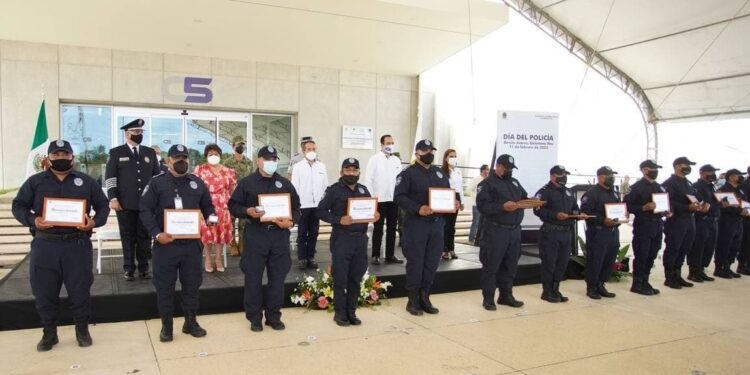 Reconocen a policías de Quintana Roo