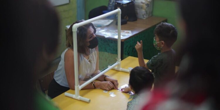 Alumnos de educación básica regresan a clases presenciales