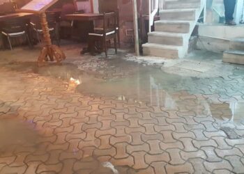 Fallas en la infraestructura de Aguakan causa fétidos olores en el primer cuadro de Isla Mujeres