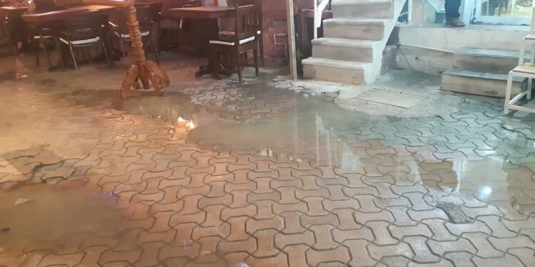 Fallas en la infraestructura de Aguakan causa fétidos olores en el primer cuadro de Isla Mujeres