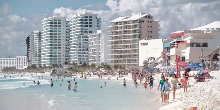 Estiman 3 millones de asientos de avión para próximas vacaciones en Quintana Roo