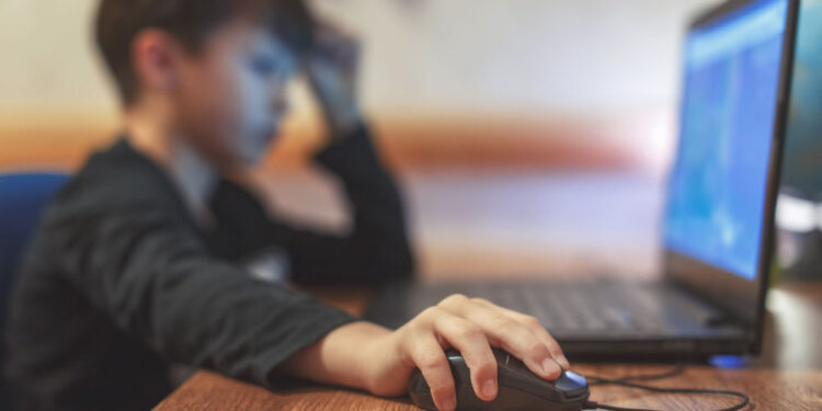 Niños no imaginan ahora un mundo sin internet