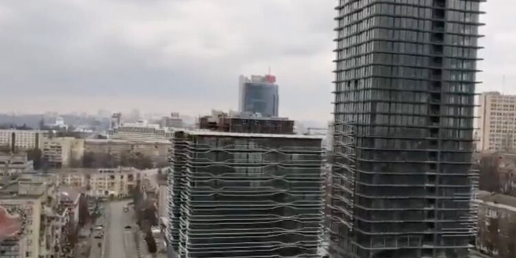 Reporta Ebrard explosión en edificio contiguo a la embajada de México en Kiev, Ucrania