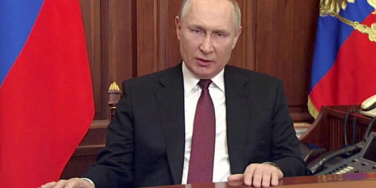 Ordena Putin a fuerzas de disuasión nuclear estar en alerta máxima