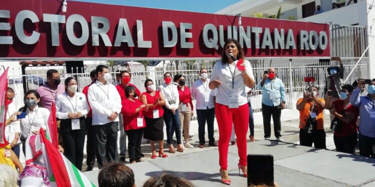 Se registra Leslie Hendricks como candidata a la gubernatura de Quintana Roo