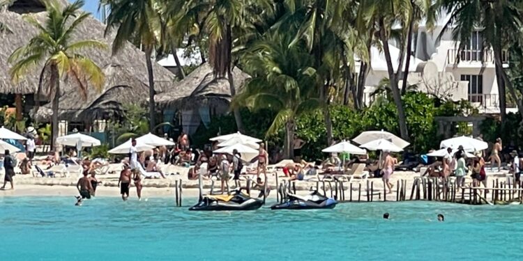 Persisten denuncias por renta clandestina de motos acuáticas en Playa Norte