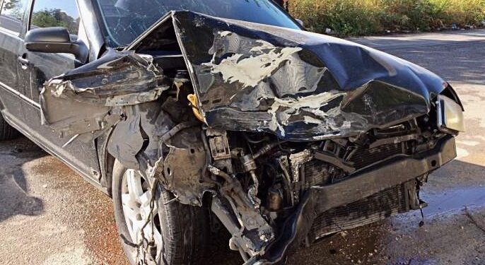 Mujer choca contra ambulancia estacionada en Paseos Kabah