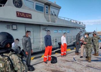 Rescata marina a seis personas en altamar