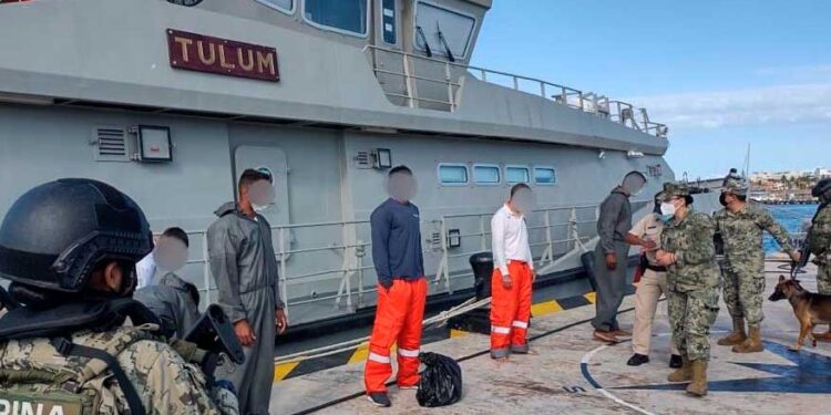 Rescata marina a seis personas en altamar