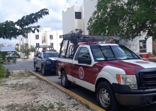 Rescatan a menor atorada en el protector de la puerta de su casa