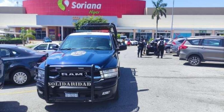 Violento asalto a un ciudadano fuera de sucursal bancaria en Playa del Carmen