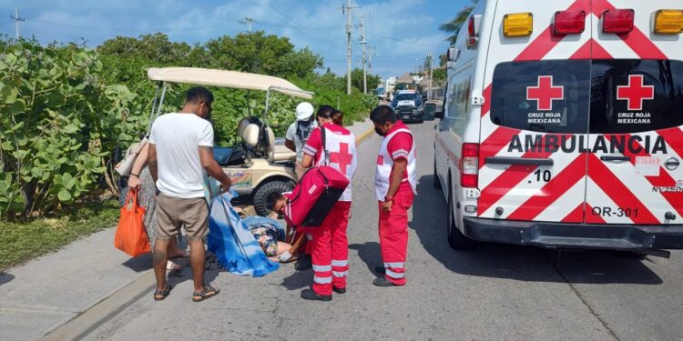 Pierde el control de su carrito de golf y termina en el pavimento