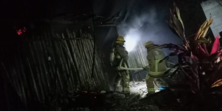 Se quema palapa de persona de la tercera edad en Lázaro Cárdenas
