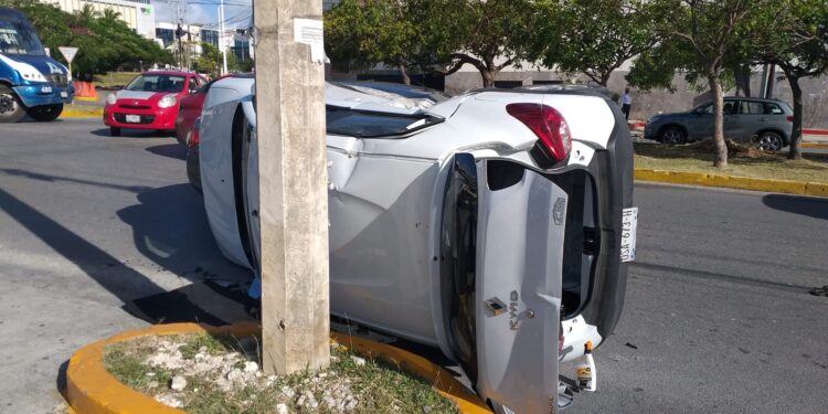 Vuelca coche cerca de Plaza las Américas