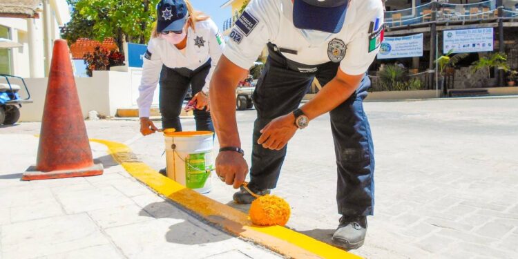 Inicia colocación de señaléticas en el primer cuadro de Isla Mujeres