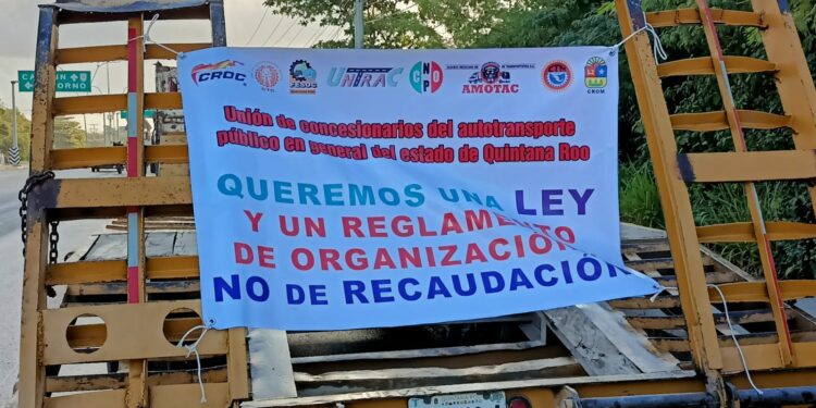 Se manifiestan volqueteros en Cancún