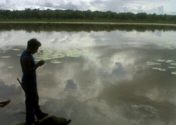 Ante falta de agua potable comunidad de José María Morelos bebe agua de la laguna