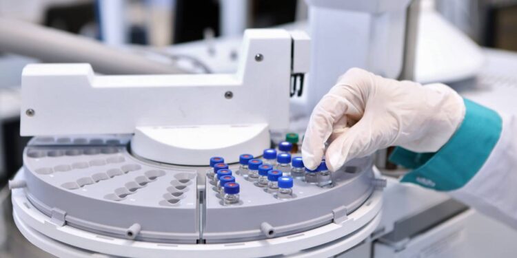 Aplica Moderna primera vacuna contra VIH durante ensayo clínico